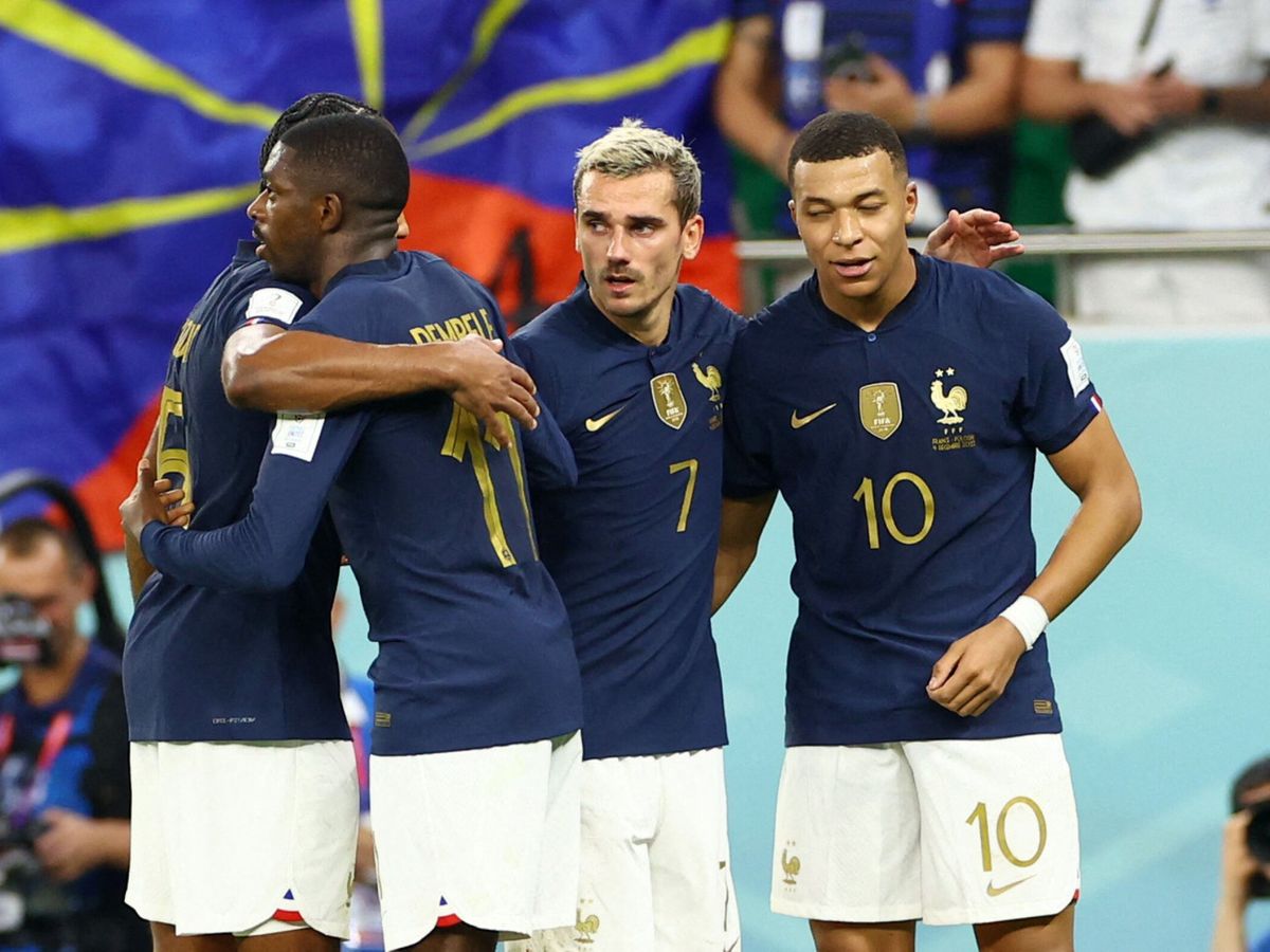 Foto: Loa jugadores de la selección francesa celebran uno de los goles durante el Mundial de Qatar 2022. (REUTERS/Bernadett Szabo).