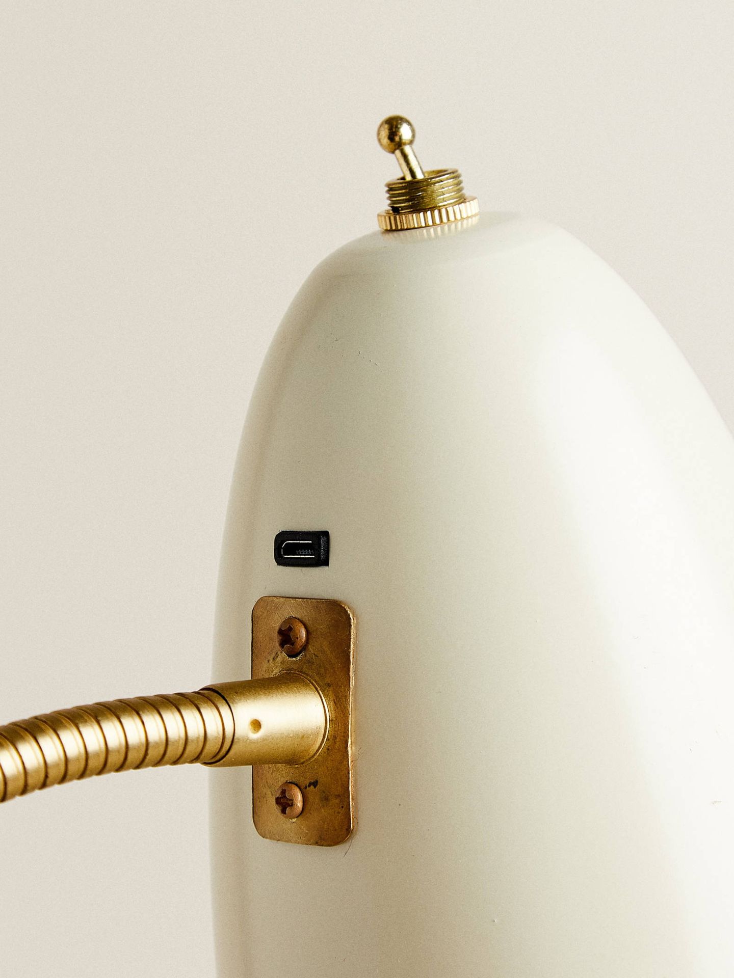 Lámpara de aire retro de Zara Home. (Cortesía)