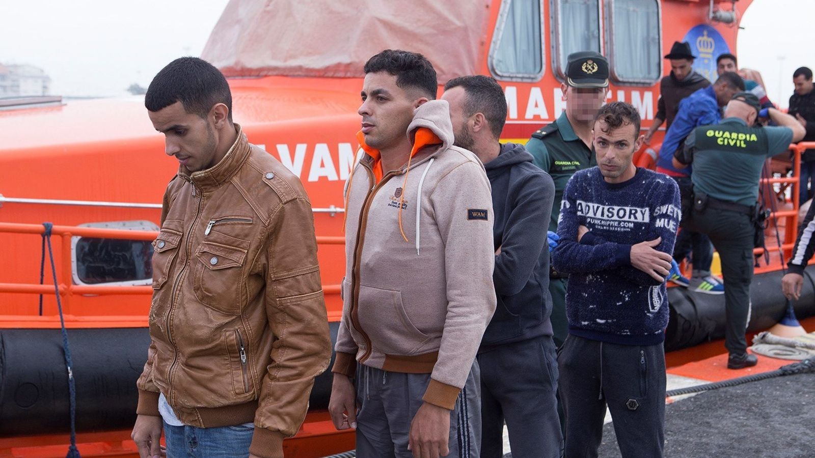 Foto: Varios inmigrantes rescatados en la costa de Granada. (EFE)