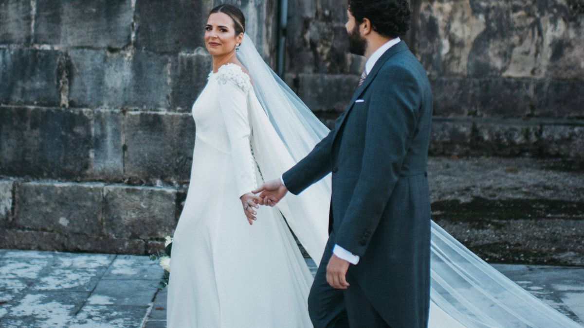 El día de Estefanía: boda en Cantabria, vestido de novia con hombreras joya y unos 'manolos' personalizados