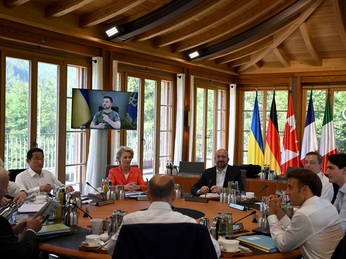 Foto: Reunión del G-7 con Volodímir Zelenski en una pantalla. (Reuters/Tobias Schwarz)