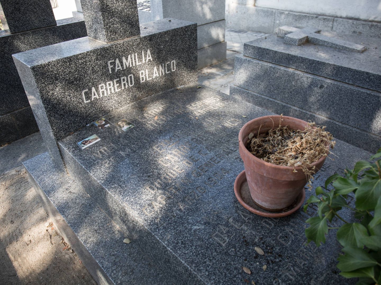Lápida de la familia Carrero Blanco en Mingorrubio. (D. B.)