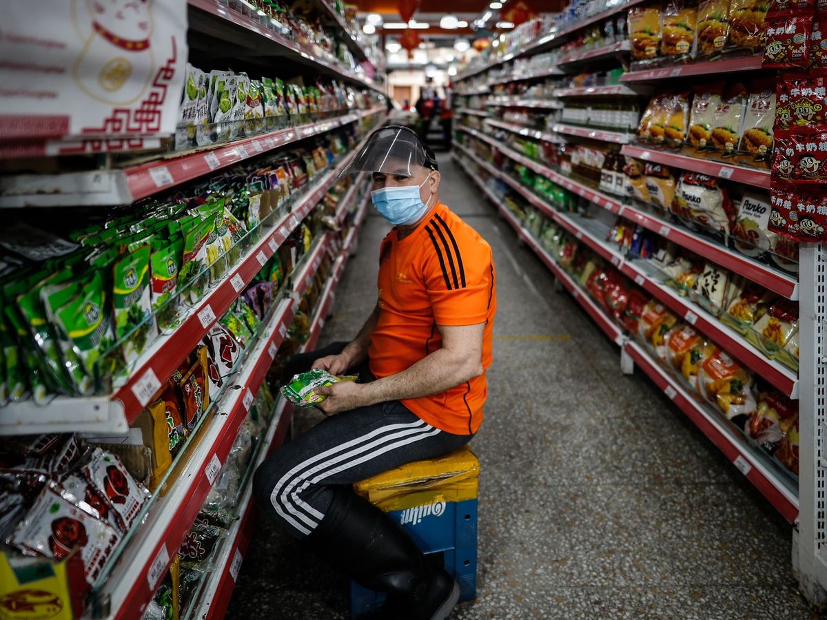 Foto: Un trabajador de un supermercado. (EFE)
