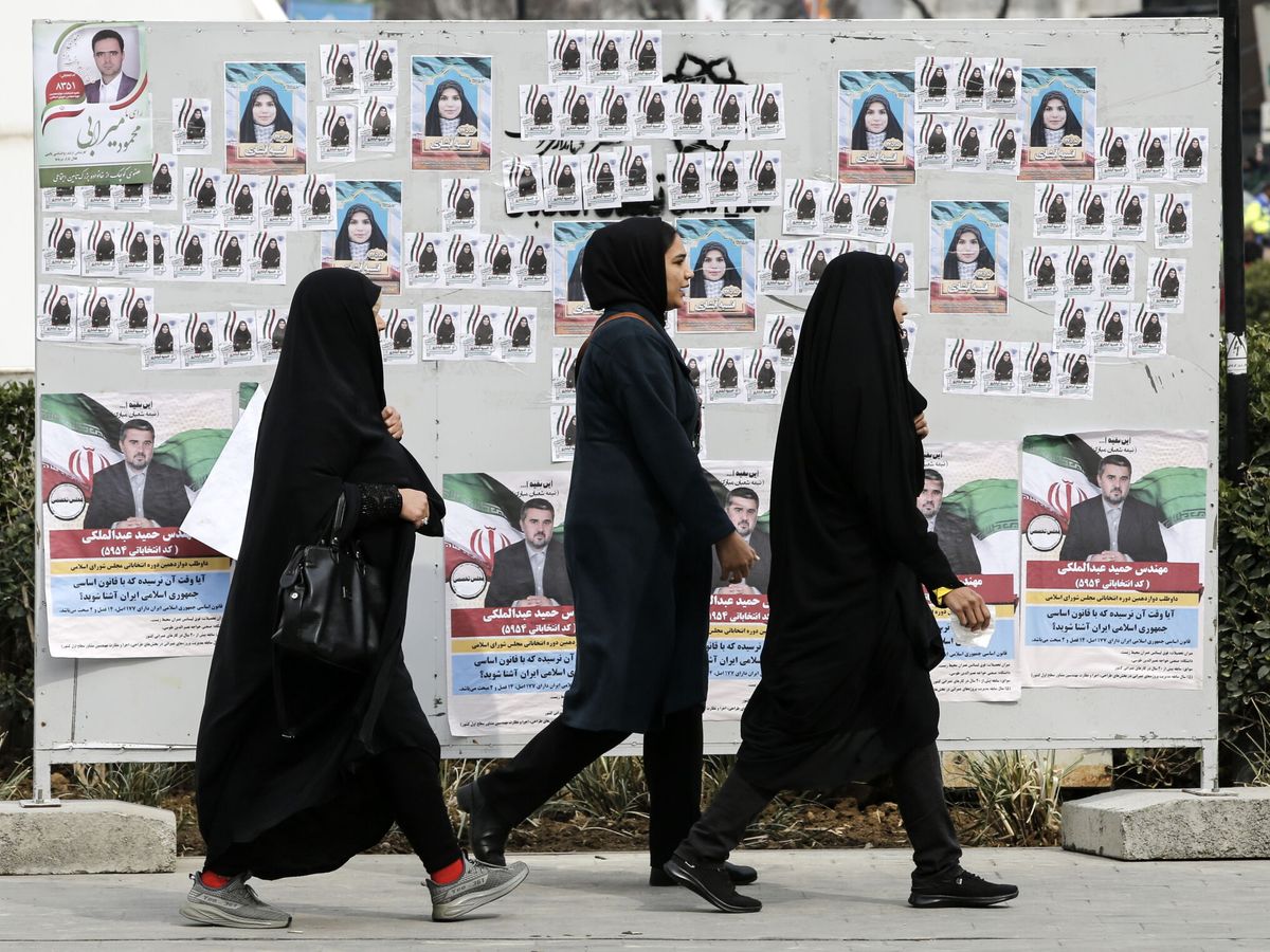Foto: Varias mujeres en Teherán (Irán). (EFE/Abedin Taherkenareh)