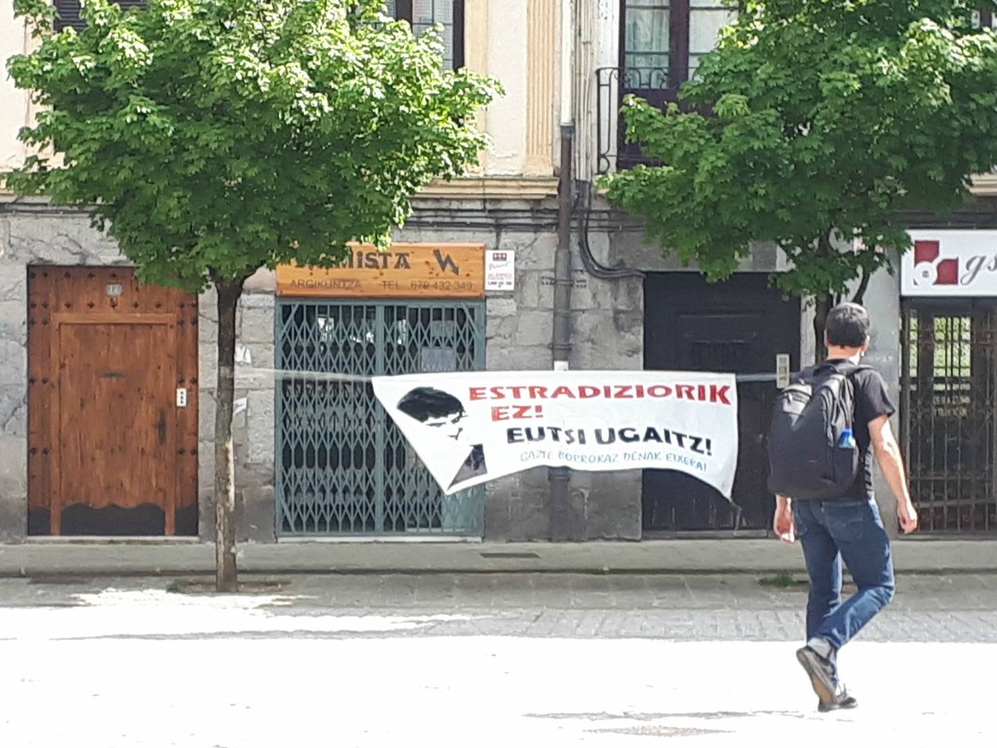 Pancarta en Hernani en contra de la extradición del etarra Ugaitz Errazkin.