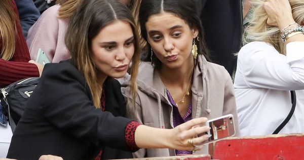 Foto:  Victoria Federica, haciéndose un selfie con una amiga. (Cordon Press)