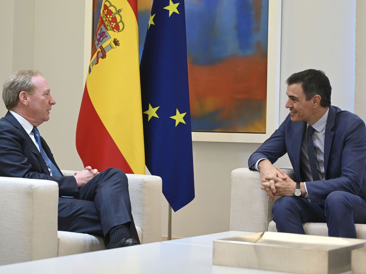 Foto: Pedro Sánchez se reúne este lunes en la Moncloa con el presidente de Microsoft, Brad Smith. (EFE/Borja Puig)