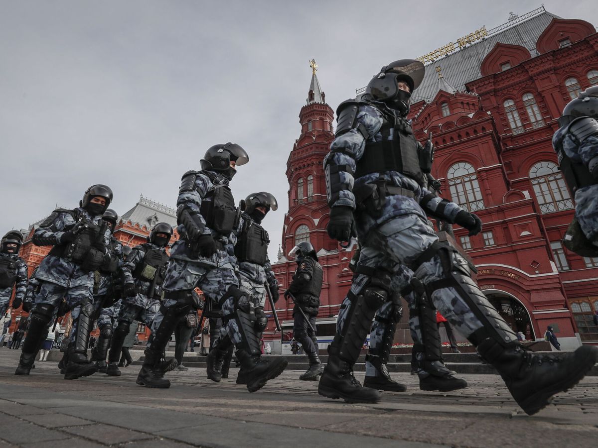 Foto: Despliegue policial en Moscú para hacer frente a las protestas contra la guerra de Ucrania. (EFE/Yuri Kochetkov)