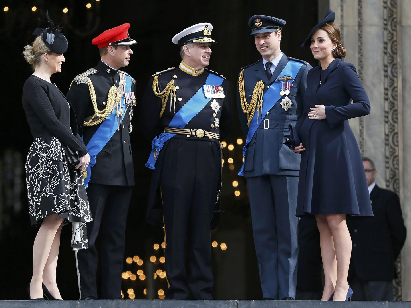 El príncipe Andrés y el príncipe Eduardo junto a Sophie de Wessex y los duques de Cambridge. (Reuters)