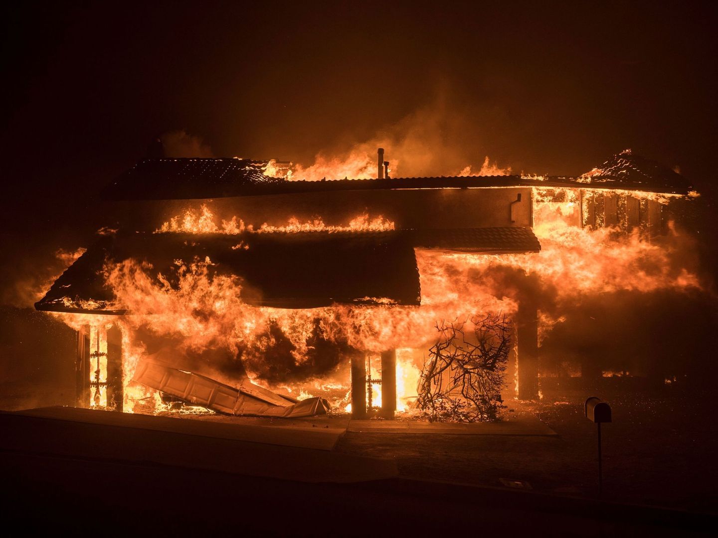 Una casa es devorada por las llamas, durante el incendio bautizado como 'Thomas Fire', el año pasado. (EFE)