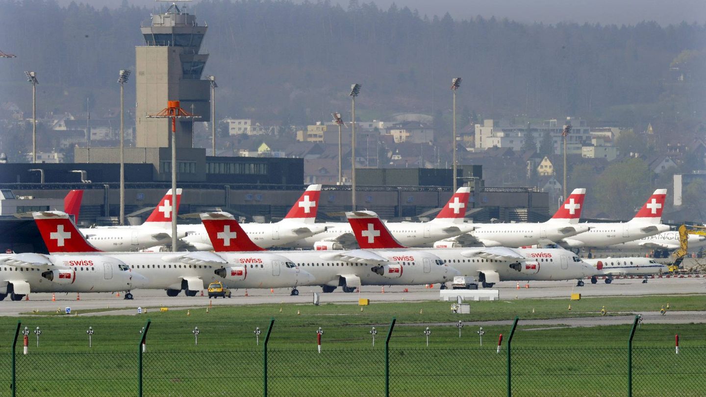 Aviones aparcados en Zúrich el 17 de abril de 2010, cancelados por la nube de ceniza del Eyjafjallajokull. (EFE/Steffen Schmidt)