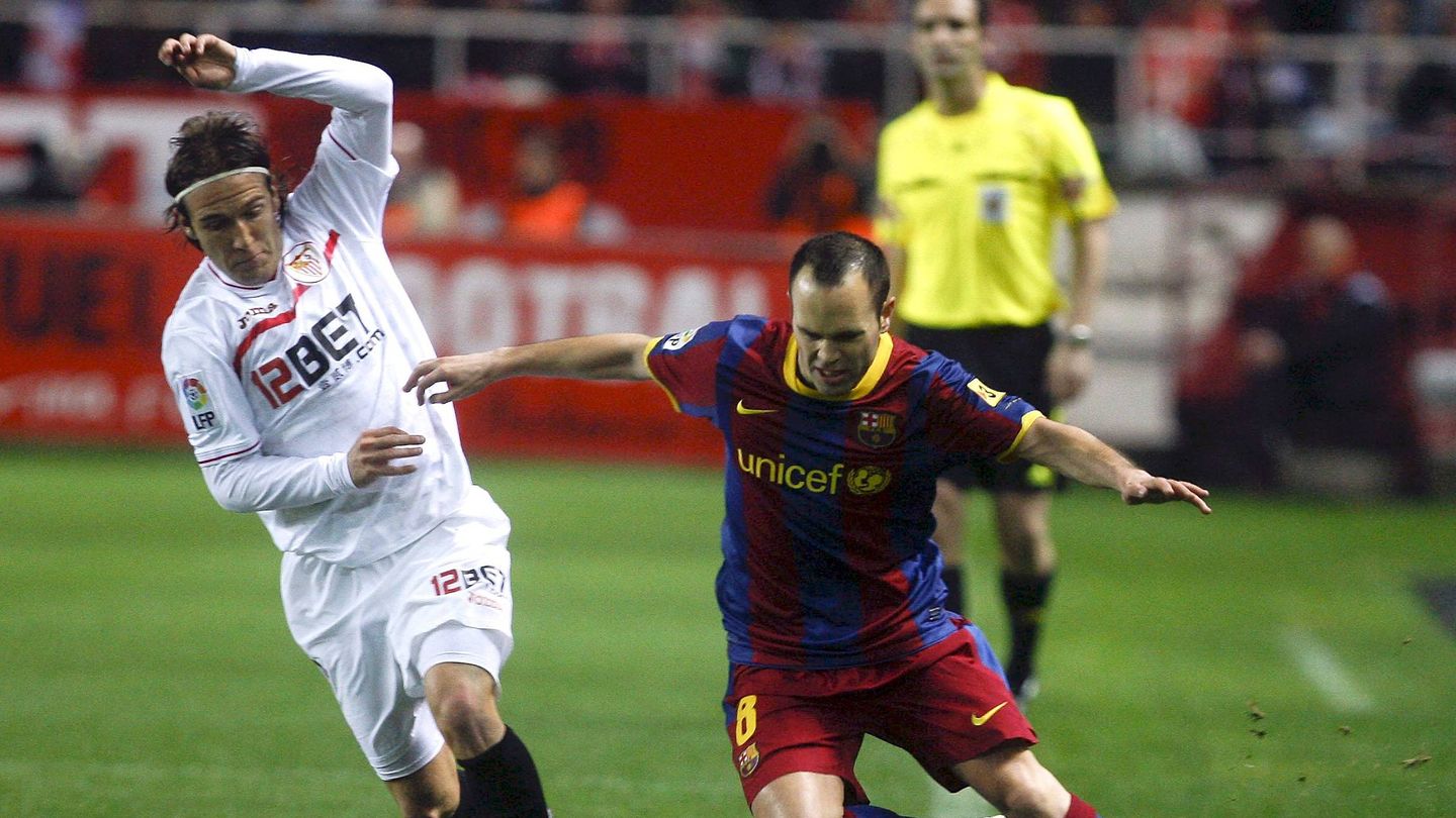 Capel, con Iniesta, en un partido del Sevilla. (EFE/José Manuel Vidal)