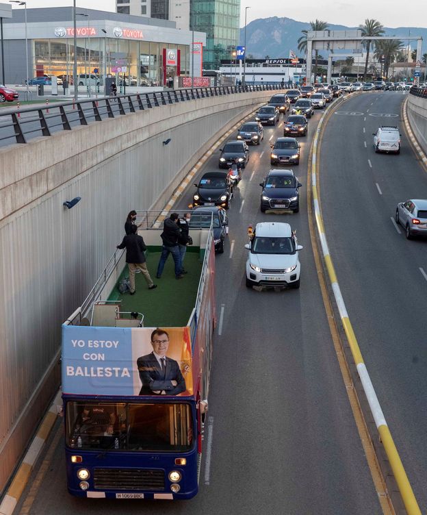 Foto: Ediles, pedáneos, alcaldes y diputados autonómicos del PP han arropado este miércoles en una caravana de coches por la ciudad al alcalde de Murcia, José Ballesta. (EFE)