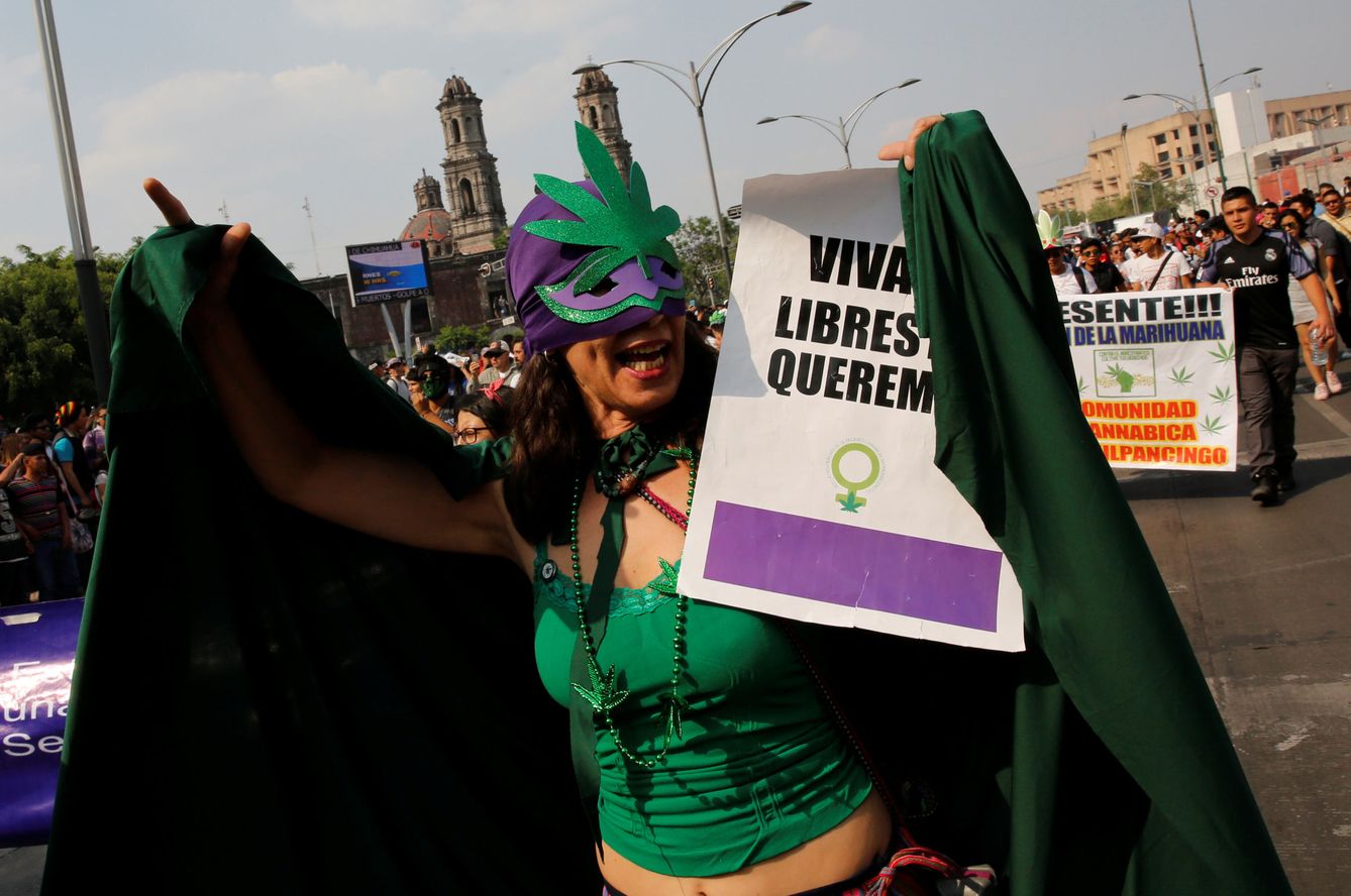 Marcha a favor de la legalización del cannabis en Ciuda de México, el 6 de mayo de 2017. (Reuters)