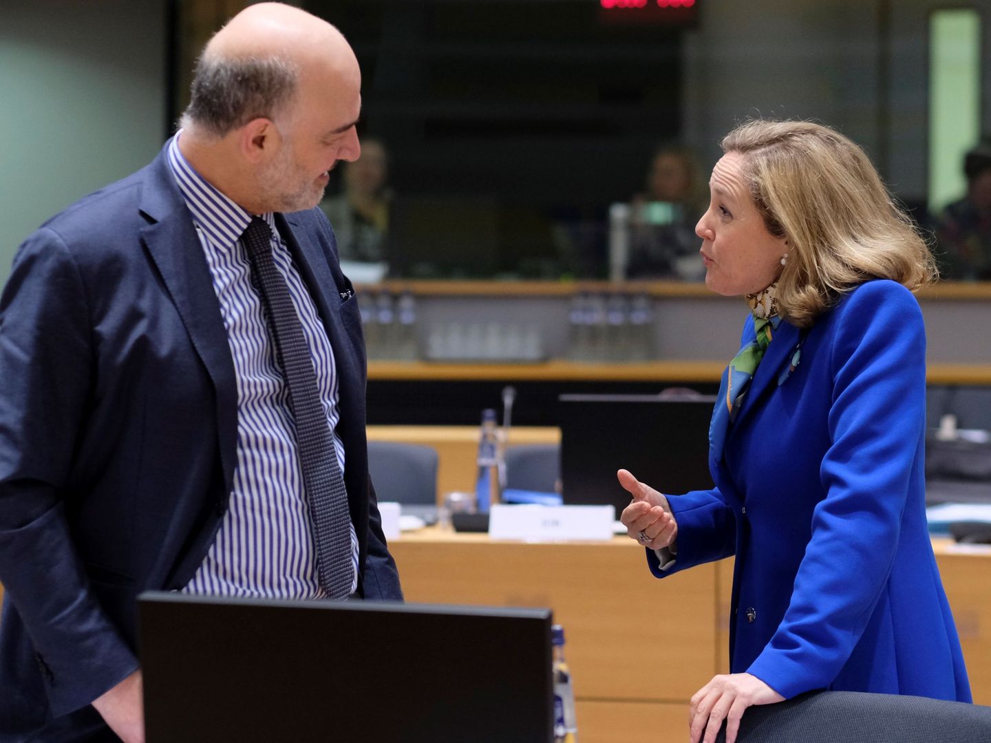 Pierre Moscovici charla con la ministra española de Economía. (Reuters)