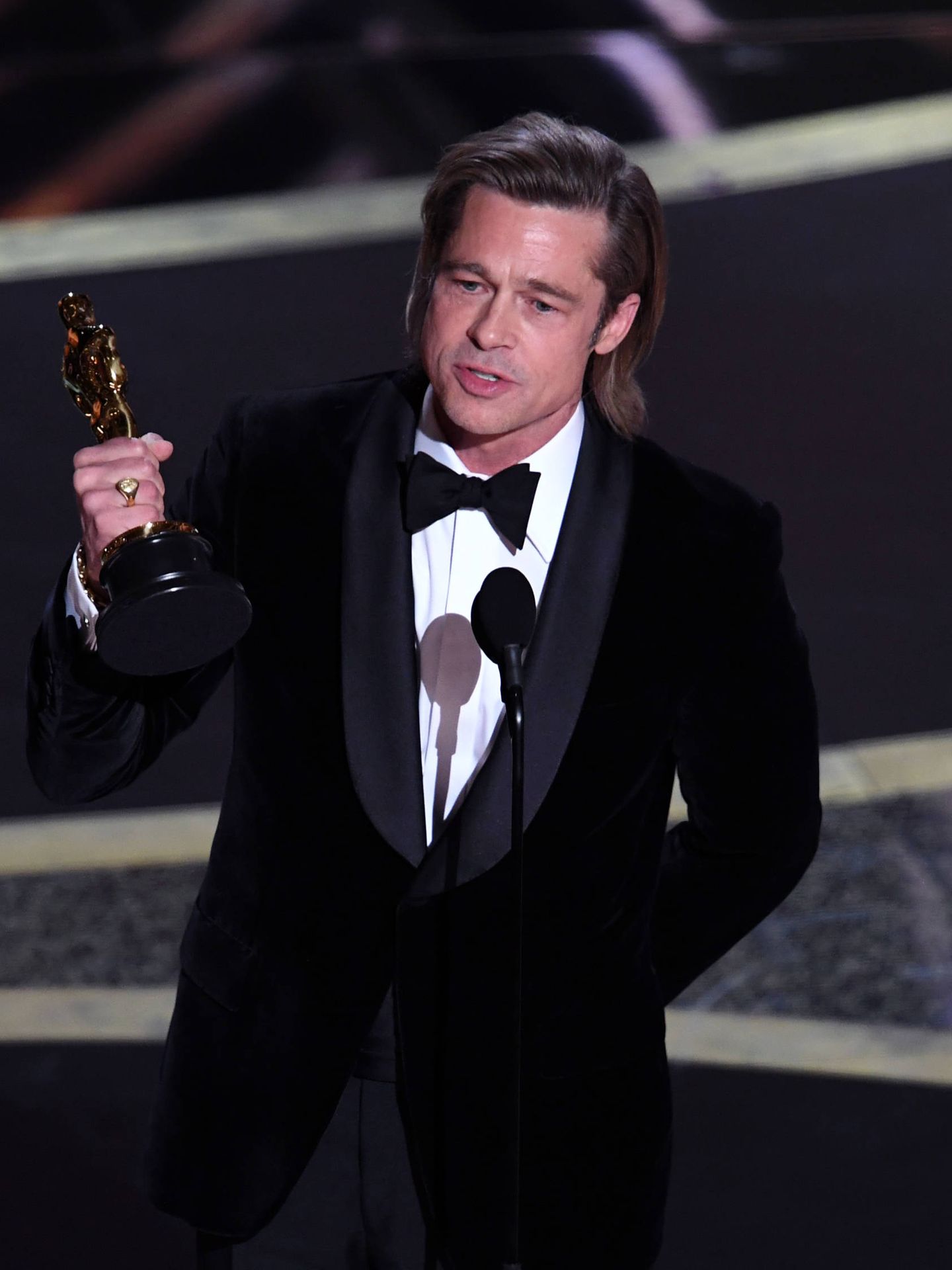  Brad Pitt, con el Oscar que dedicó a sus hijos. (Getty)