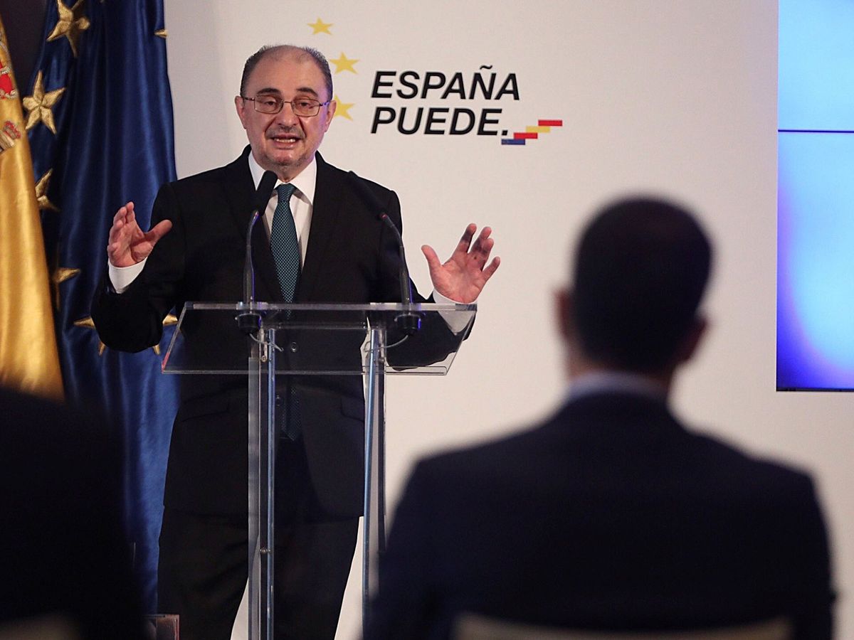 Foto: El presidente de Aragón, Javier Lambán, se dirige al presidente del Gobierno, Pedro Sánchez. (EFE/Javier Cebollada)
