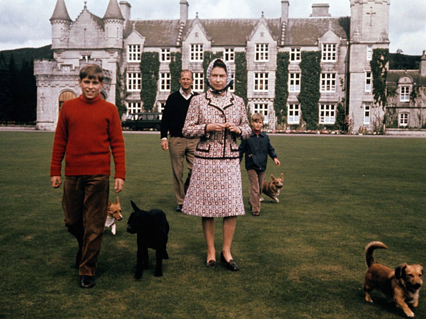 La reina, con su familia y sus mascotas en Balmoral. (Cordon Press)