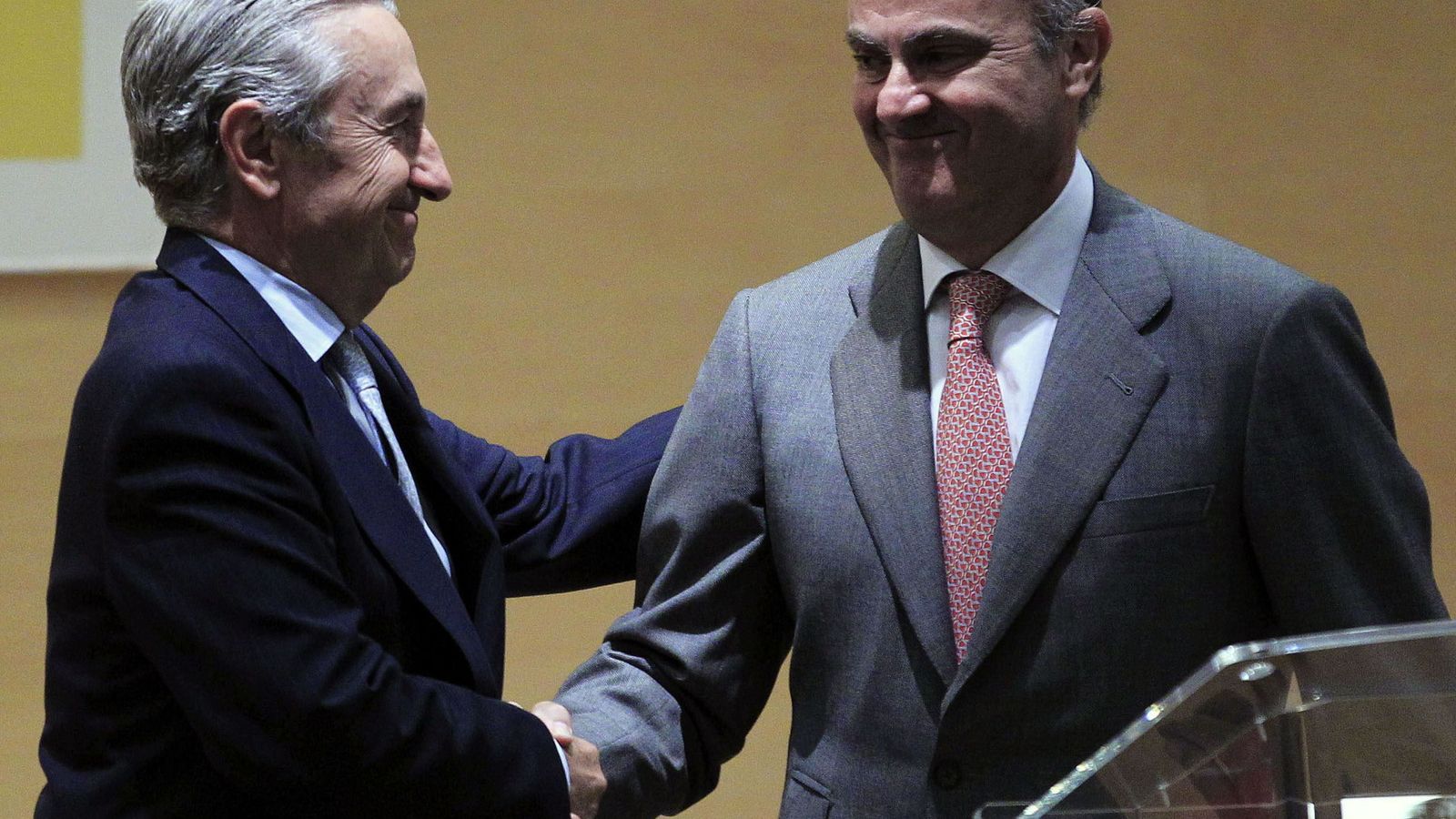 Foto: José Marín Quemada, presidente de la CNMC, saluda al ministro de Economía en funciones, Luis de Guindos. (EFE)