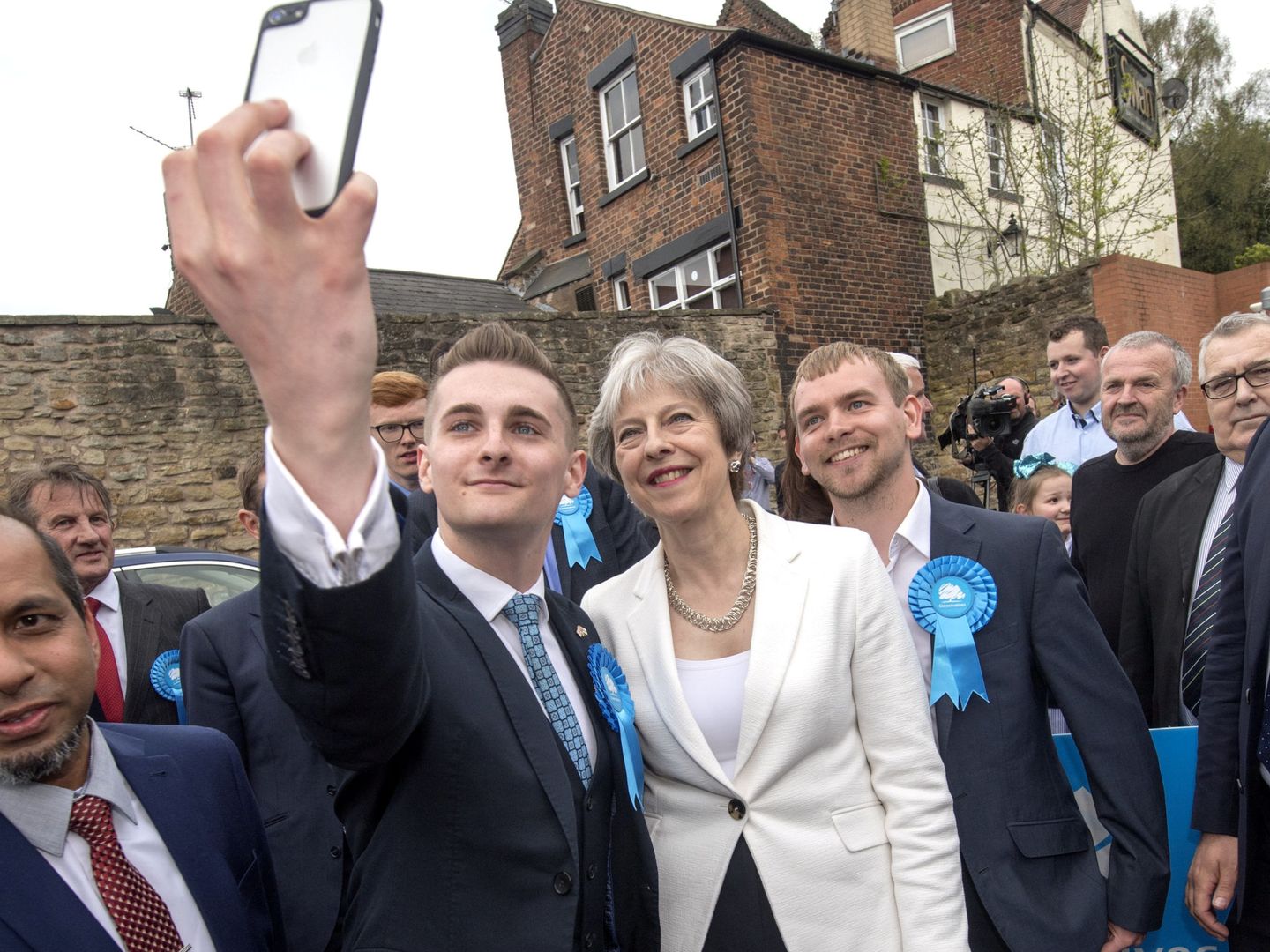 Theresa May se hace un selfie con uno de sus partidarios tras dar un discurso en el Sedgley Conservative Club en Dudley, el 4 de mayo de 2018. (Reuters)