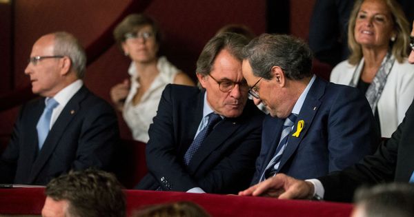 Foto: El presidente de la Generalitat Quim Torra (d) y el expresidente Artur Mas (c) en el Liceo de Barcelona. (EFE)