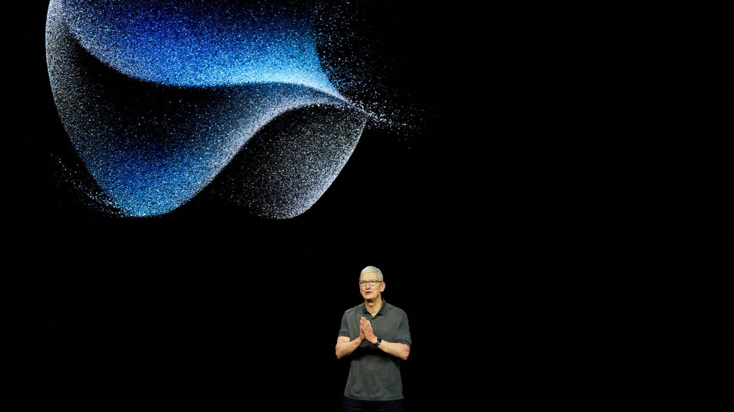 Al CEO de Apple Tim Cook el proyecto le viene grande. (Reuters/Loren Elliott)