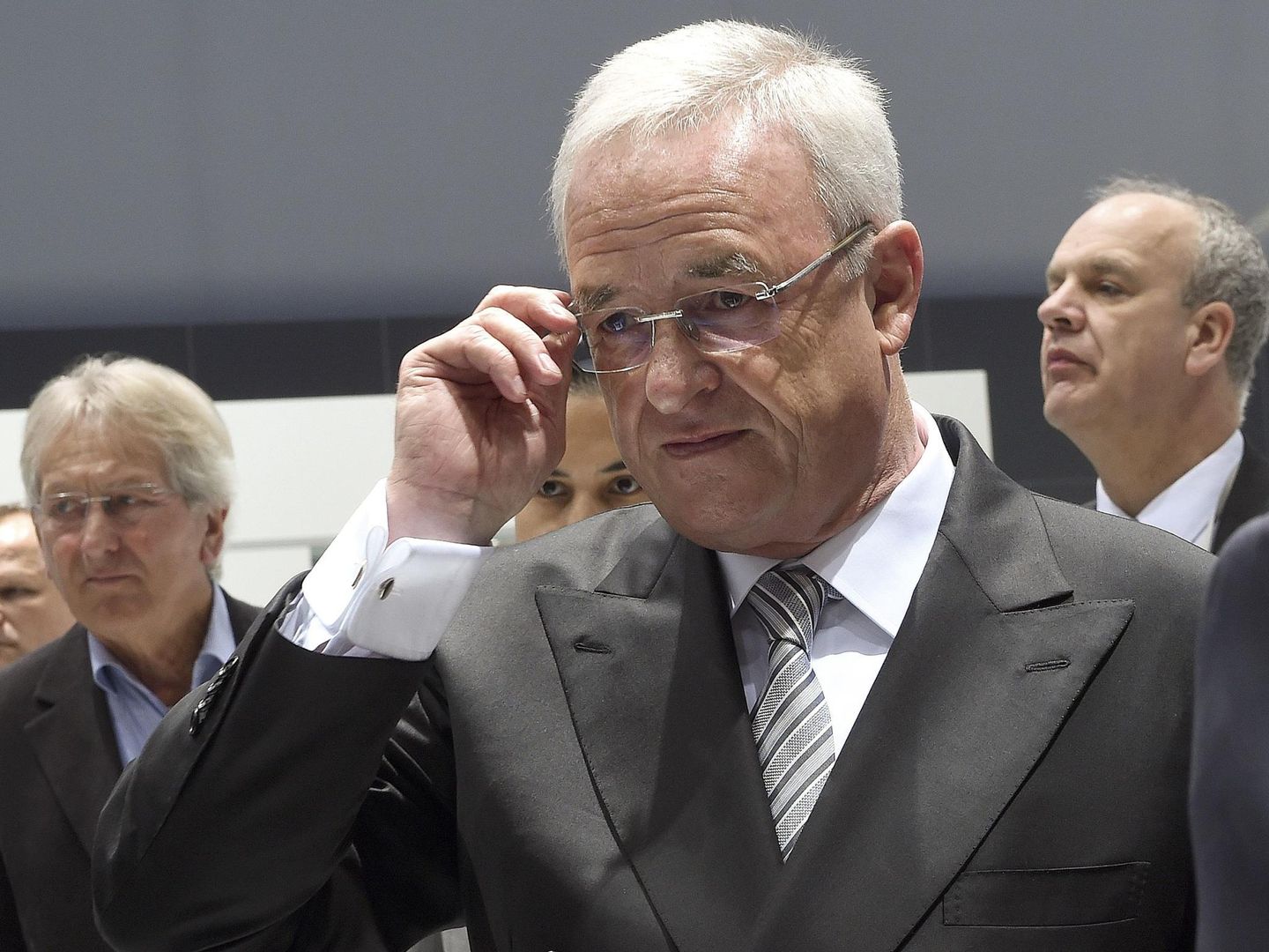Winterkorn se ajusta las gafas antes del comienzo de la junta en Hannover (Reuters).