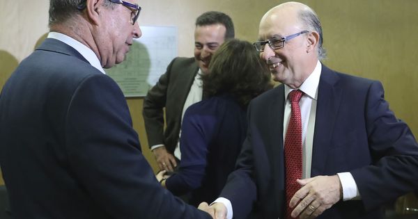 Foto: El ministro de Hacienda, Cristóbal Montoro, saluda al consejero de Aragón, Fernando Gimeno, en el inicio del CPFF. (Efe)
