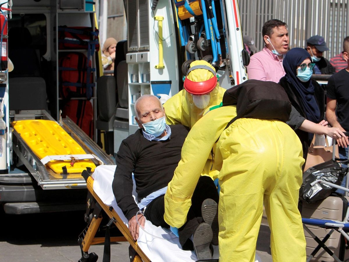 Foto: Un hombre es trasladado en ambulancia en Melilla. (EFE)
