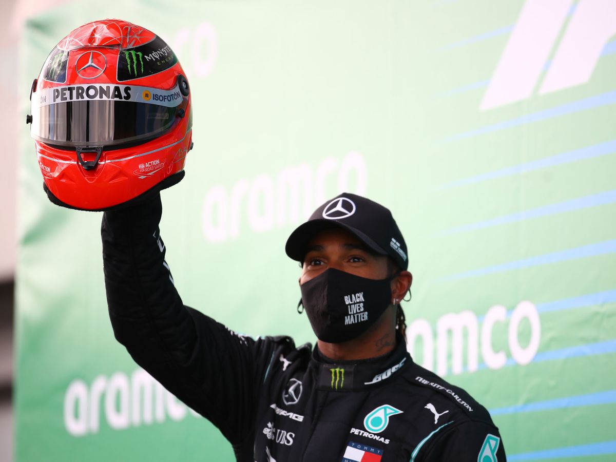 Foto: Hamilton celebró su triunfo con el caso de Michael Schumacher. (Reuters)