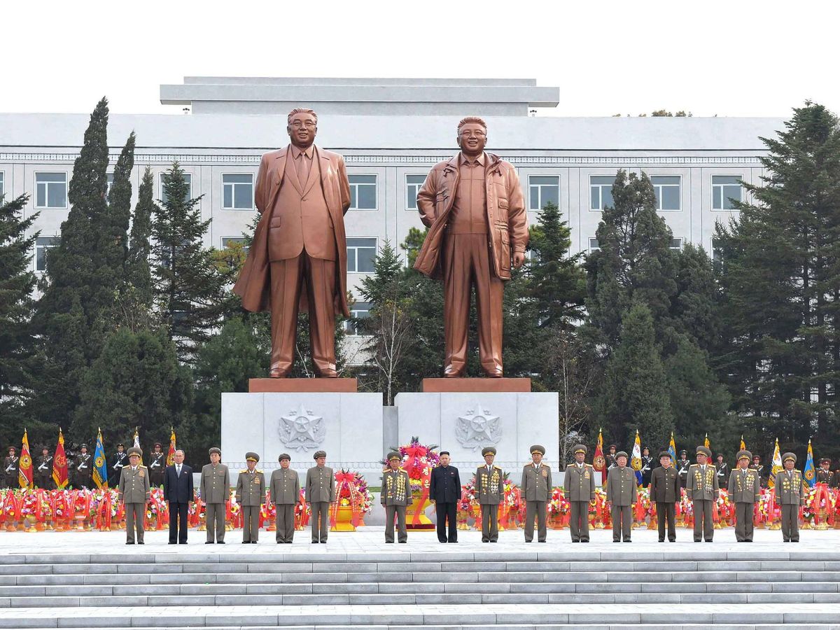 Foto: Fotografía cedida por la Agencia Norcoreana de Noticias de 2012, donde aparece el líder norcoreano Kim Jong-un (c) mientras participa en una ceremonia para desvelar las estatuas en honor de su abuelo, Kim Il-Sung, y su padre, Kim Jong-il, (EFE/KCNA/YON