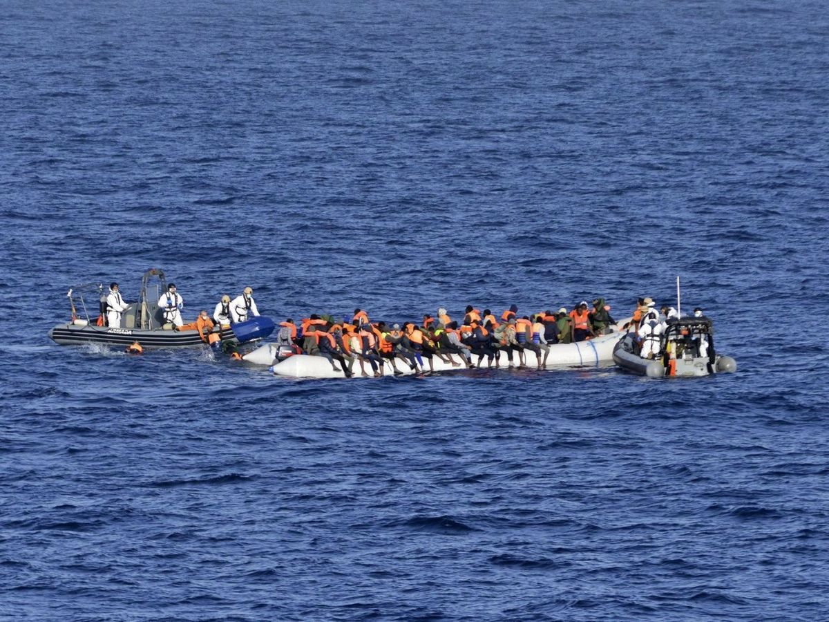 Foto: Migrantes rescatados por una fragata española en el Mediterráneo. (EFE/Ministerio de Defensa)