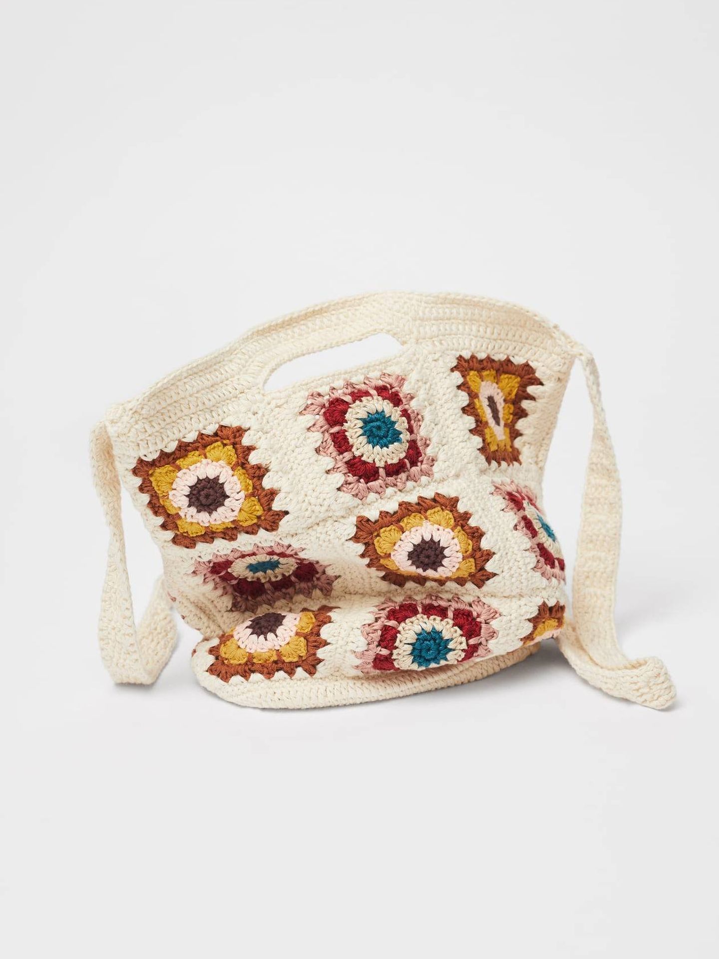  Bolso de crochet de Zara. (Cortesía)