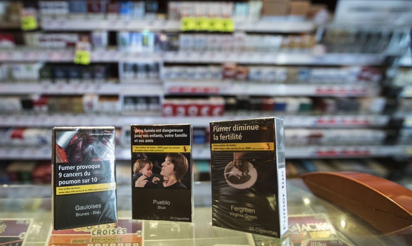 Cajetillas de tabaco genéricas para todas las marcas, que contienen imágenes alusivas a los peligros del tabaco, en París. (EFE/ Ian Langsdon)