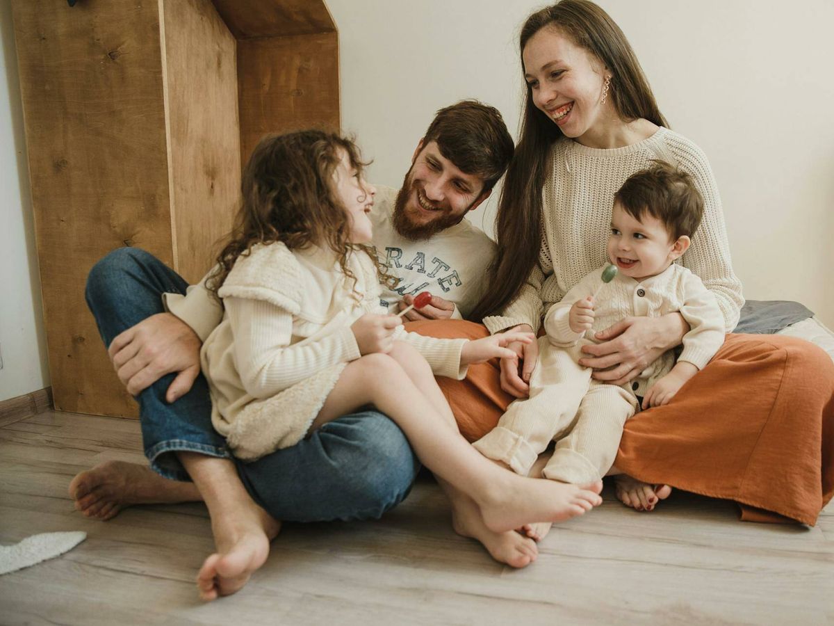Foto: Cuidar en exclusiva a los hijos es una tarea estresante para los padres (Pexels/Arina Krasnikova)