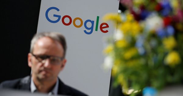 Foto: Un hombre pasa por delante de un cartel de Google. (Reuters)