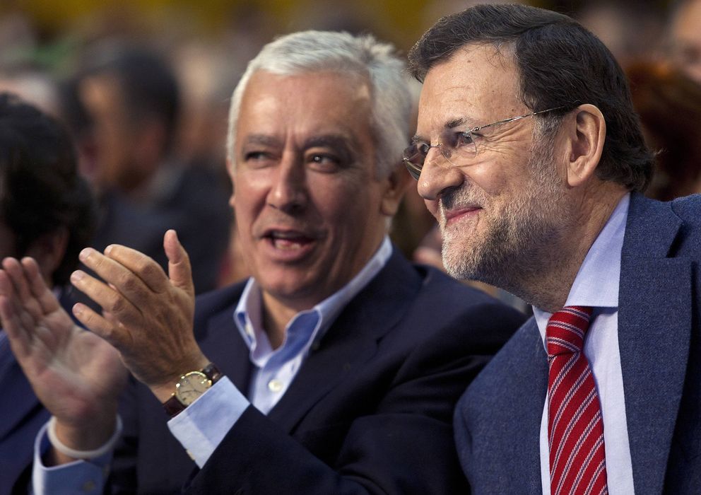 Foto: El presidente del Gobierno, Mariano Rajoy (d), y Javier Arenas. (EFE)