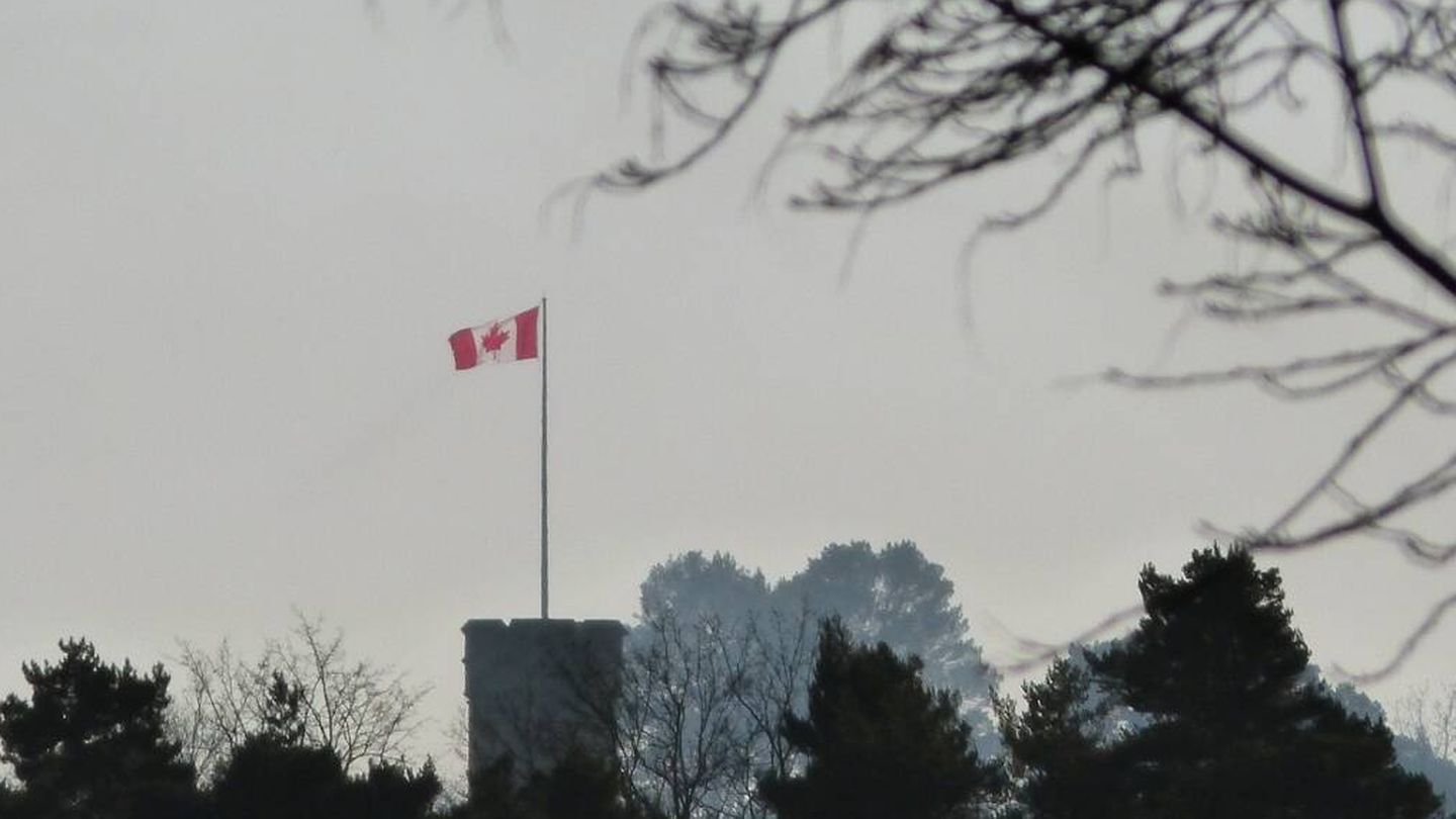 La bandera canadiense ondeando en Fort Belvedere. (Wikicommons)