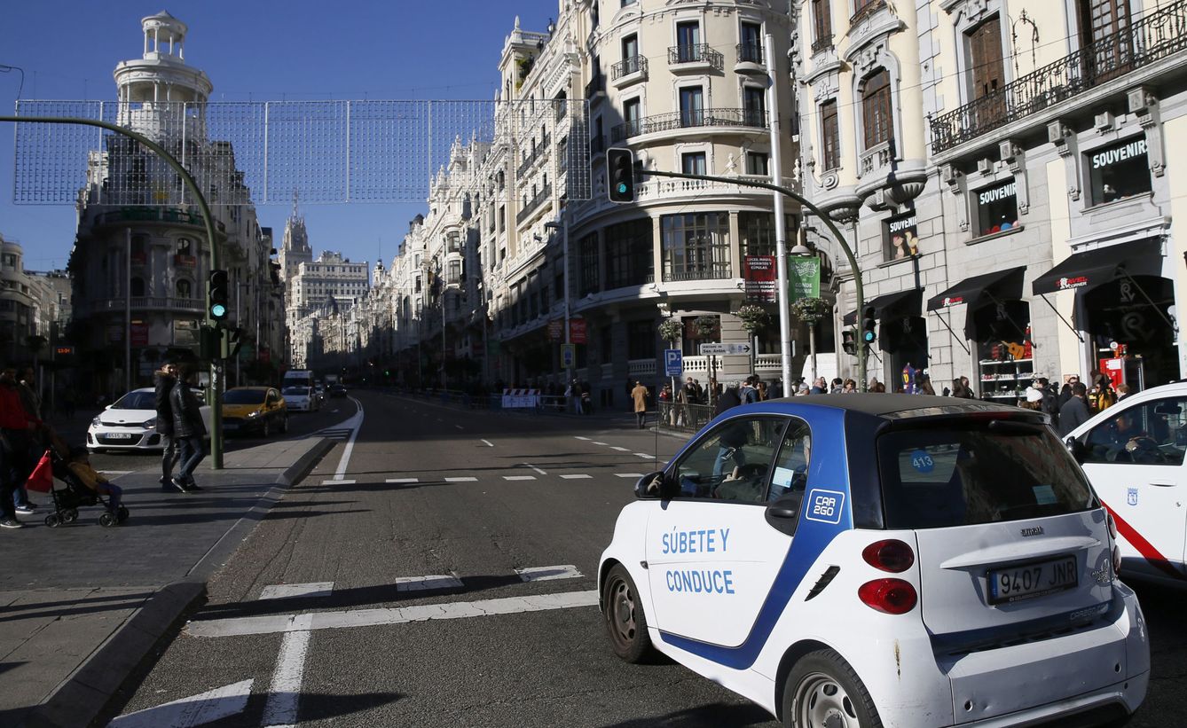 Un coche eléctrico de alquiler por Madrid. (EFE)