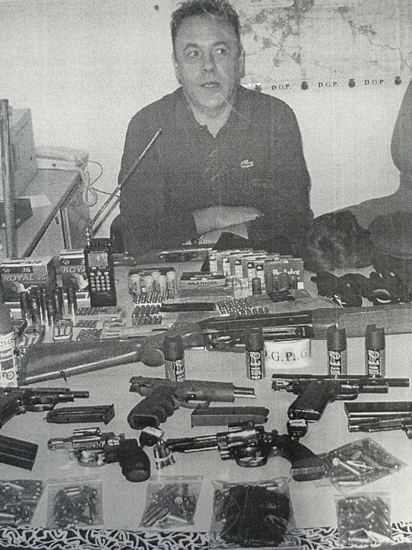 El inspector Francisco Mangas después de una incautación de armas en los 90.