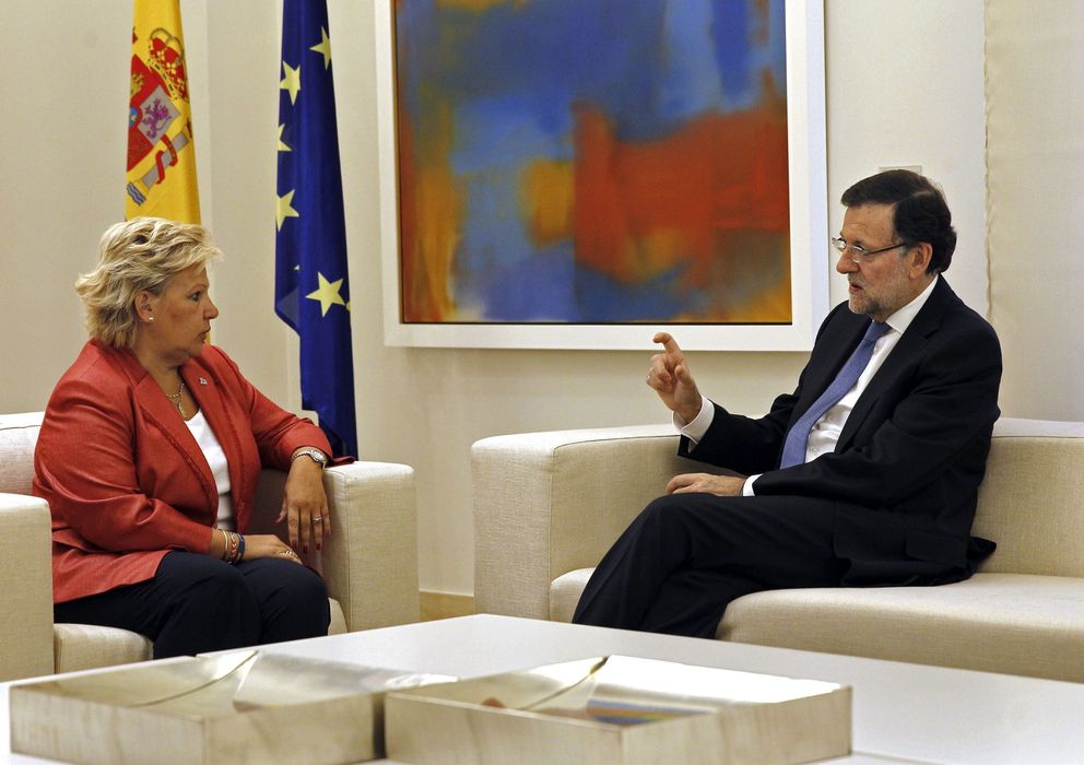 Foto: El presidente del Gobierno, Mariano Rajoy, y la presidenta de la Asociación de Víctimas del Terrorismo (AVT), Ángeles Pedraza. (EFE)