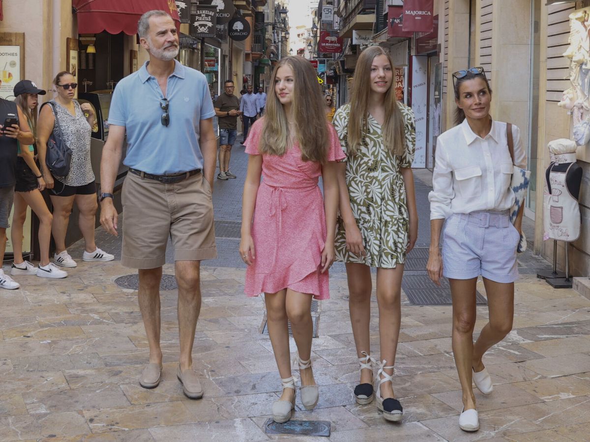 Foto: Los Reyes y sus hijas dan un paseo por Palma. (EFE/Ballesteros)s