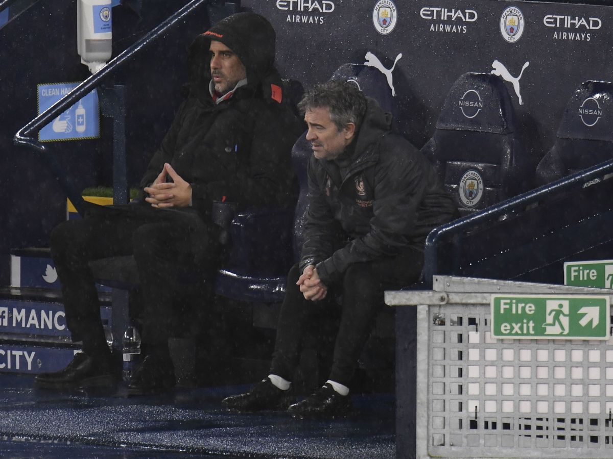 Foto: Pep Guardiola y Juanma Lillo, en el banquillo del Manchester City. (REUTERS)