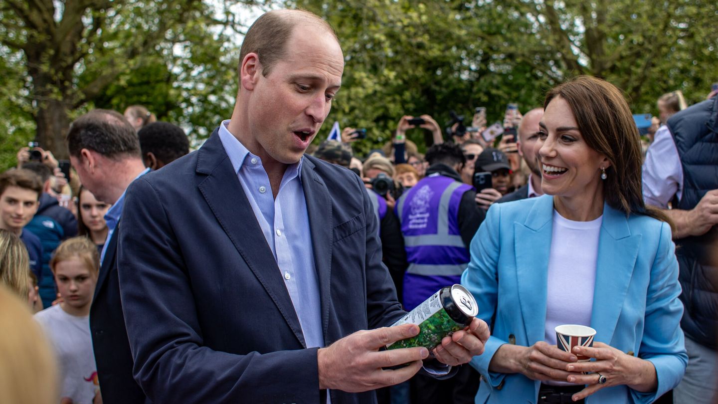 Los príncipes de Gales llegan por sorpresa a la 'Big Lunch' de Windsor. (Reuters)