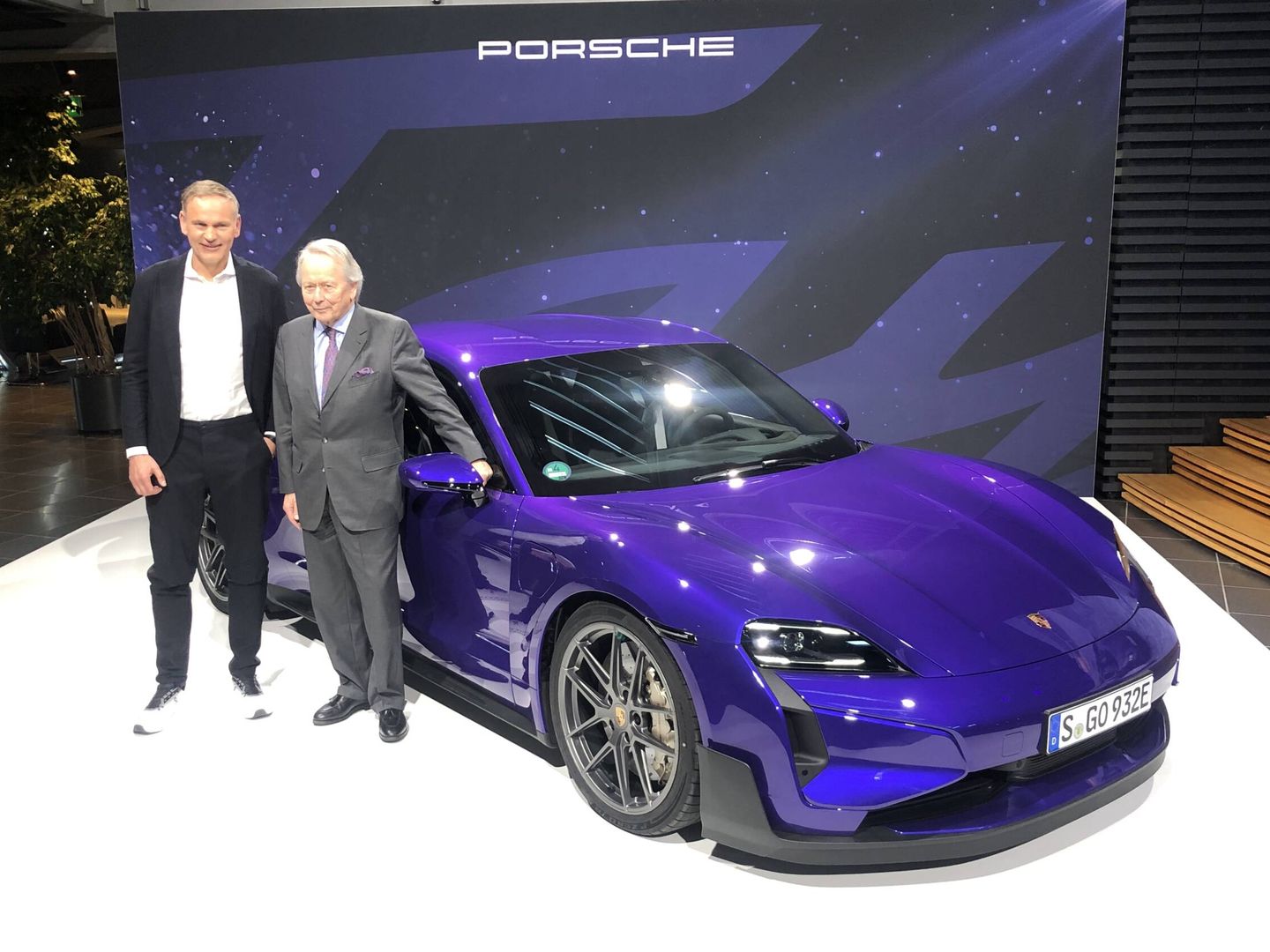 Oliver Blume, CEO de Porsche, junto a Wolfgang Porsche, al lado del Taycan Turbo GT.