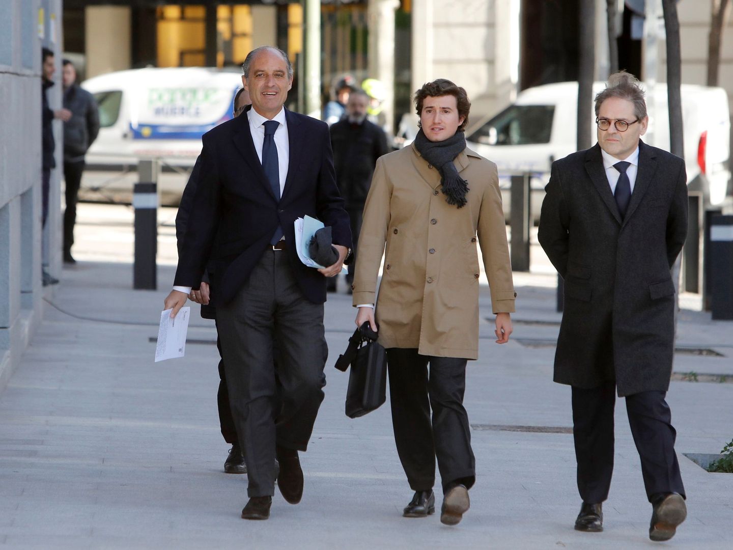 Francisco Camps (i), el día de declaró como testigo en la Audiencia en el juicio por la financiación del PP valenciano. (EFE)