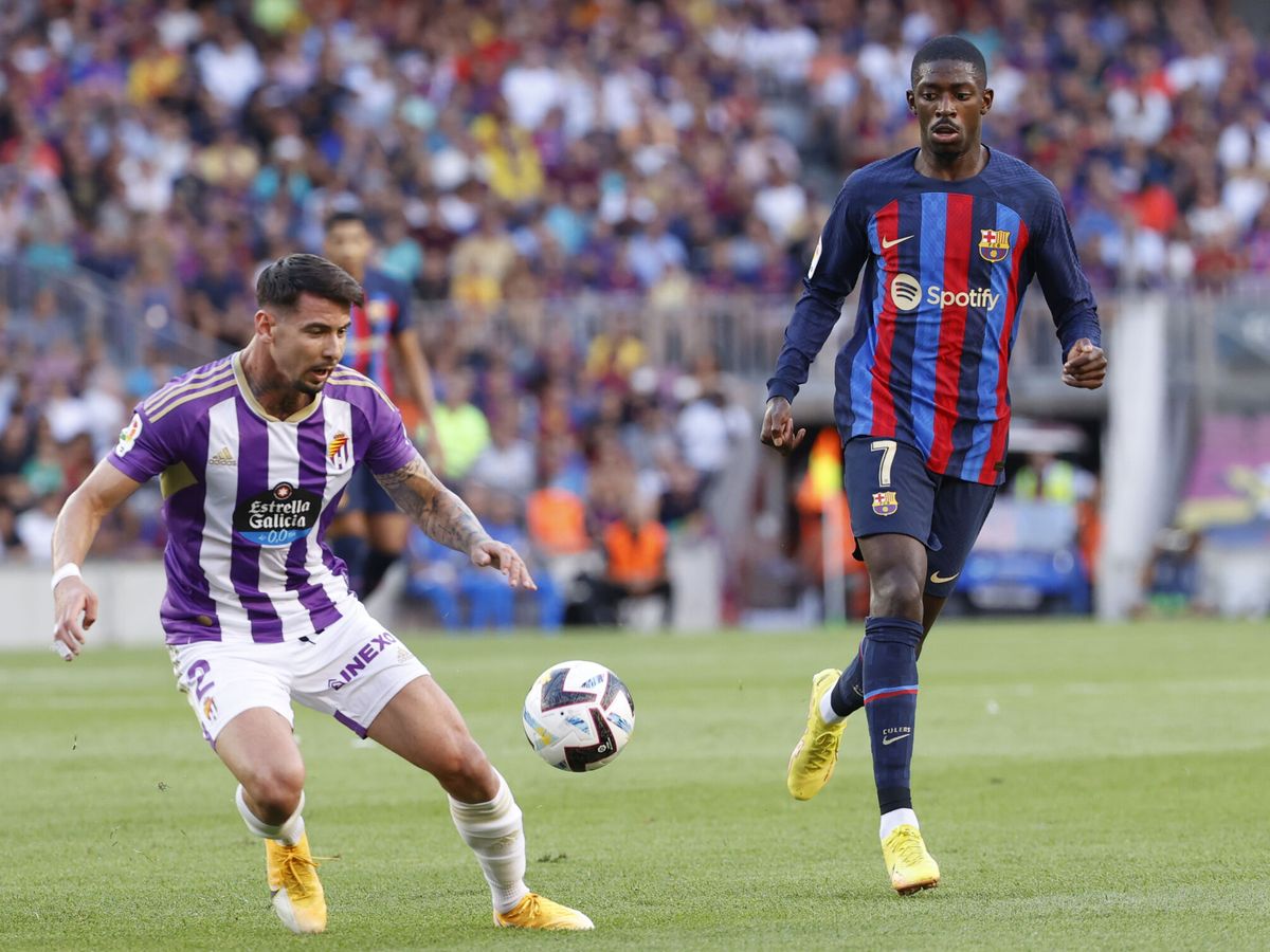 Foto: Dembélé mira como le llega el balón a Luis Pérez. (EFE/Toni Albir)