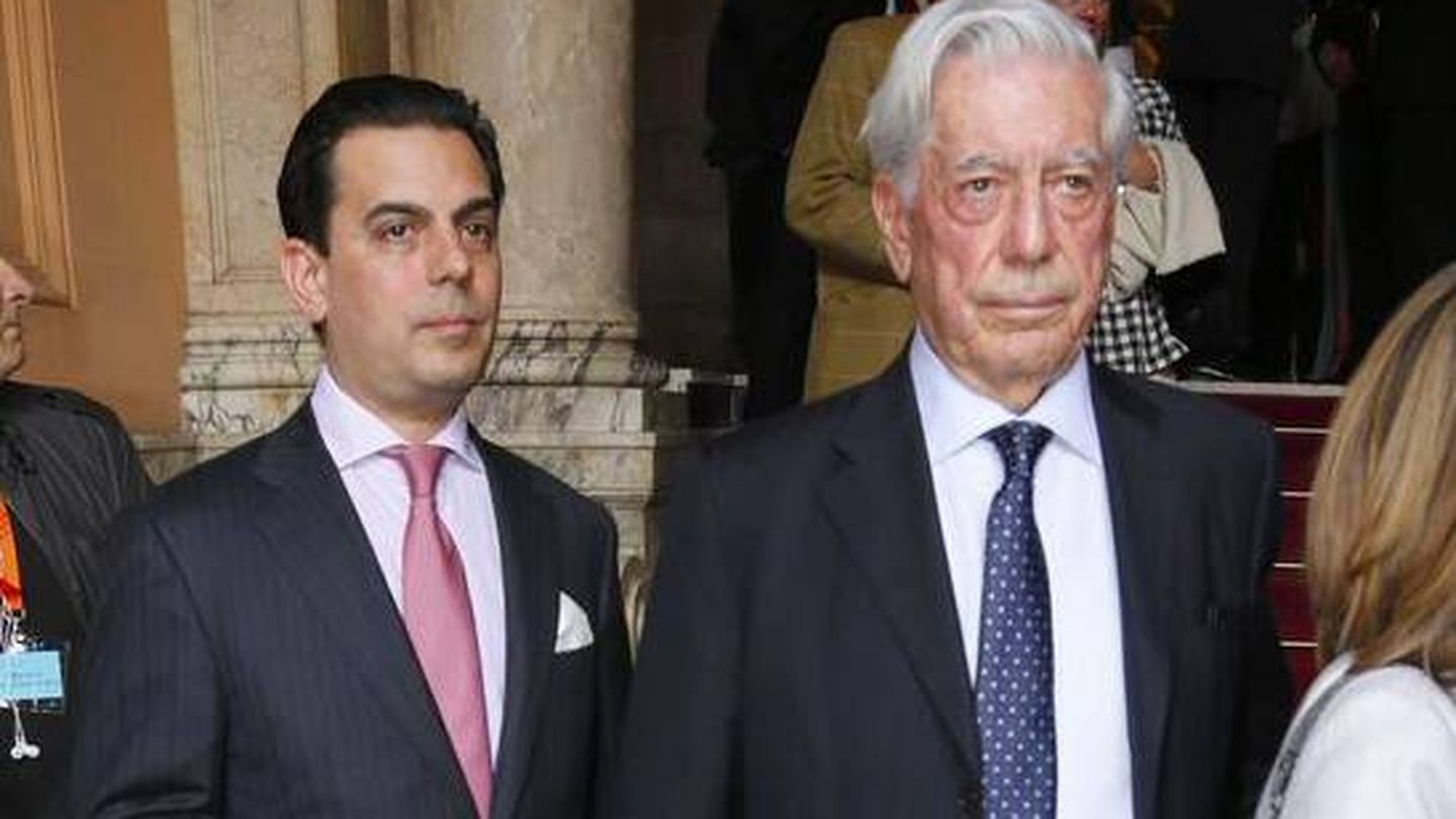   Mario Vargas Llosa, con su hijo Gonzalo en una imagen de archivo. (Gtres)