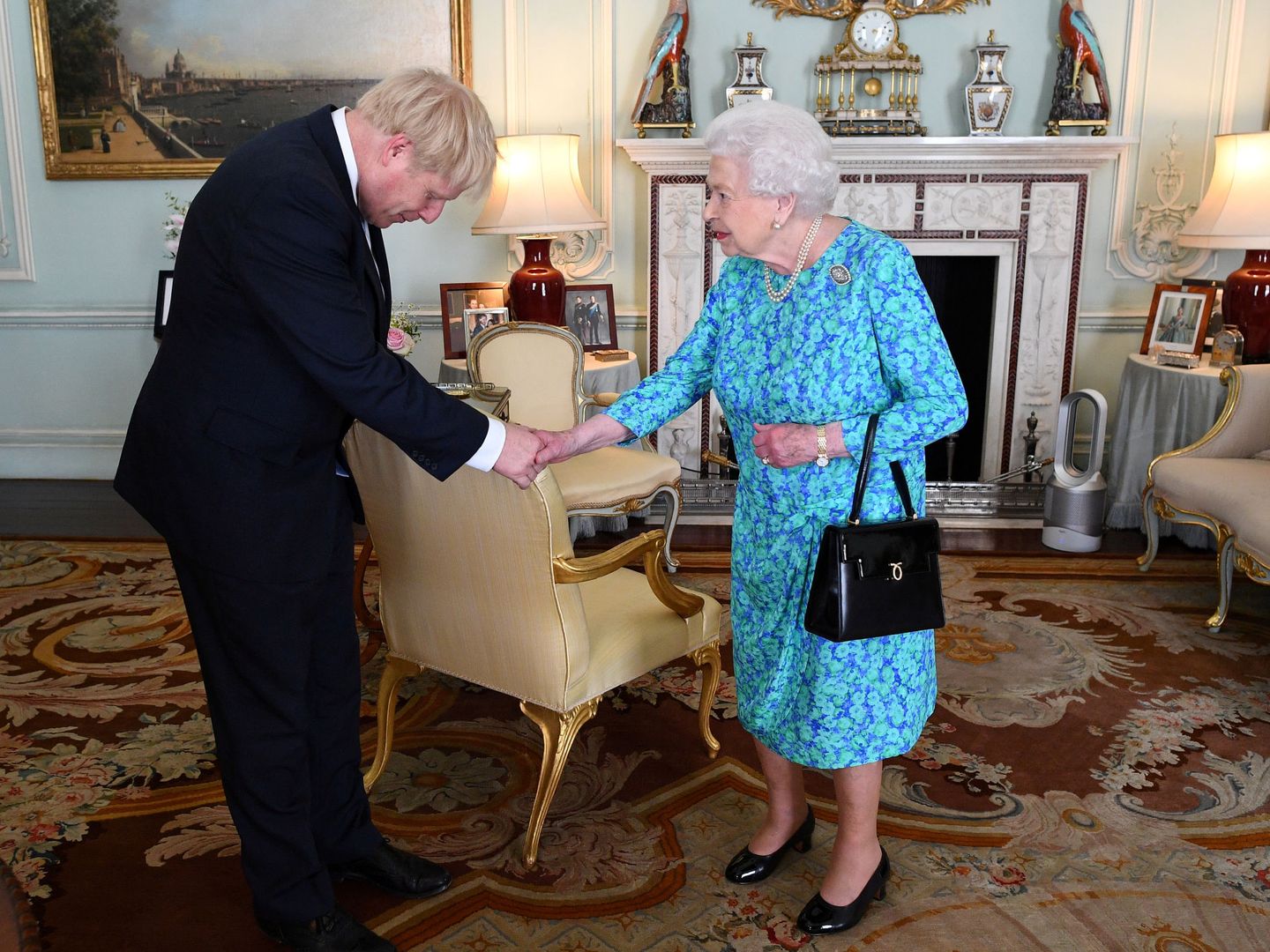 Con Boris Johnson en julio. Aún estaba la foto. (Reuters)