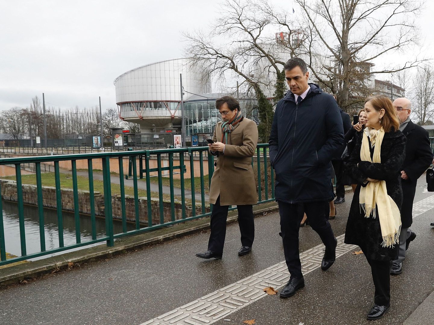 Pedro Sánchez, a la salida de la sede del Tribunal Europeo de Derechos Humanos, en el marco de su visita oficial a Estrasburgo, este 7 de febrero. A su derecha, su 'sherpa', José Manuel Albares. (EFE)